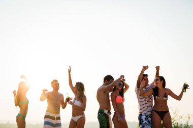 Bir grup insan yaz beach partide dans