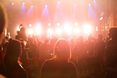 Parti insanları dans Müzik Festivali resmi