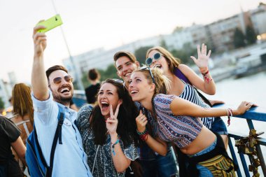 Grup selfie sokakta alarak mutlu genç arkadaşlar