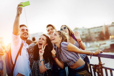 Grup selfie sokakta alarak mutlu genç arkadaşlar