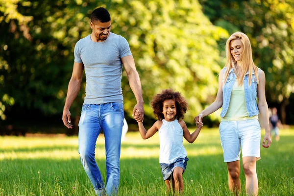 Gelukkige Jonge Paar Tijd Doorbrengen Met Hun Dochter Natuur — Stockfoto