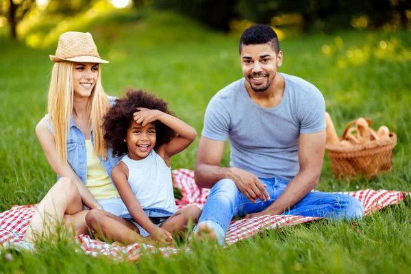 Imagem Casal Encantador Com Sua Filha Fazendo Piquenique Natureza — Fotografia de Stock