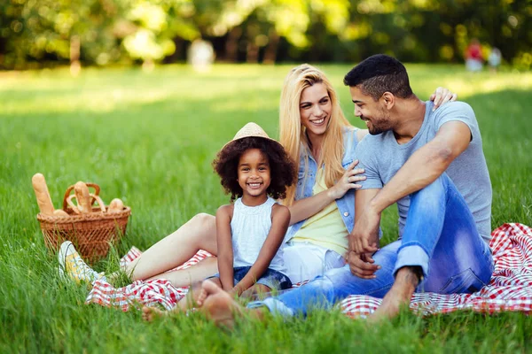 Imagem Casal Encantador Com Sua Filha Fazendo Piquenique Natureza — Fotografia de Stock