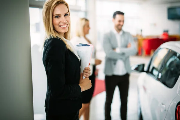 Bild Einer Verkäuferin Die Autohaus Arbeitet — Stockfoto