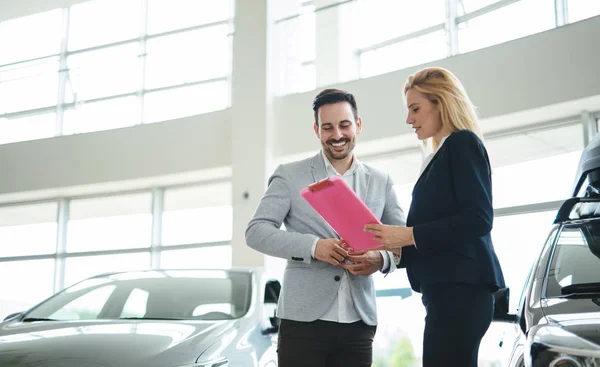 Auto Business Auto Verkoop Consumentisme Mensen Concept Gelukkig Man Autoshow — Stockfoto