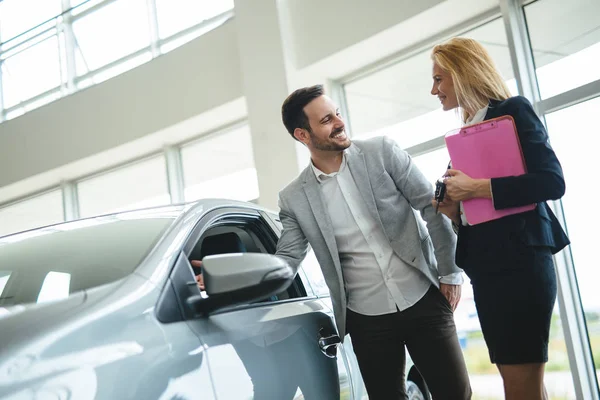 Retrato Jovem Cliente Feliz Comprando Carro Novo — Fotografia de Stock