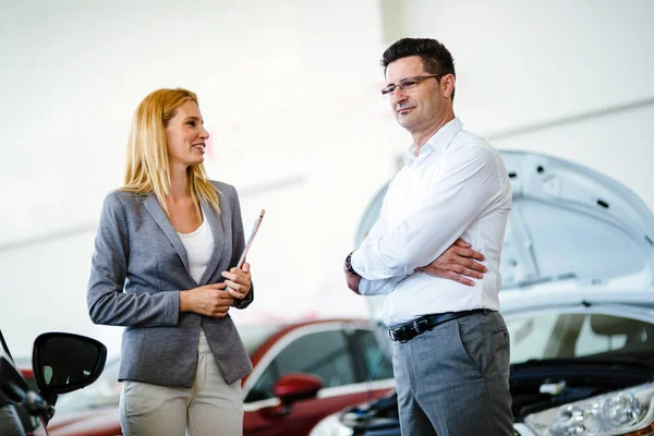 Negociante Mostrando Novo Modelo Carro Para Cliente Potencial Salão — Fotografia de Stock