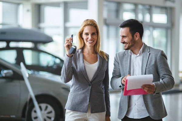 Sprzedawca Podczas Pracy Klientem Samochodowym Daje Klucze Nowego Właściciela Samochodu — Zdjęcie stockowe