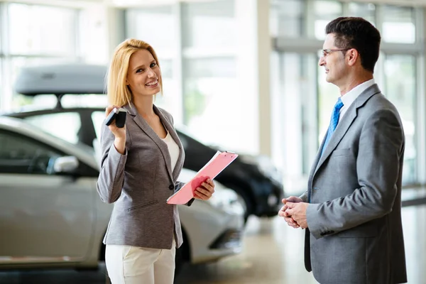 Commerciante Professionista Durante Lavoro Con Cliente Presso Concessionaria Auto — Foto Stock