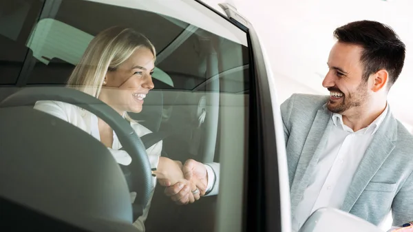 Erfolgreicher Glücklicher Geschäftsmann Autohaus Verkauf Von Fahrzeugen Kunden — Stockfoto