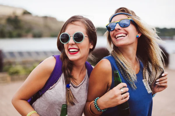 Jóvenes Mujeres Bastante Felices Divirtiéndose Juntos — Foto de Stock