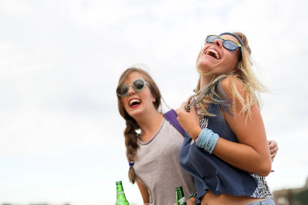 Jovens Mulheres Muito Felizes Divertindo Juntos — Fotografia de Stock