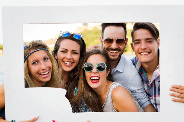 Gruppe Junger Glücklicher Freunde Die Draußen Spaß Haben — Stockfoto