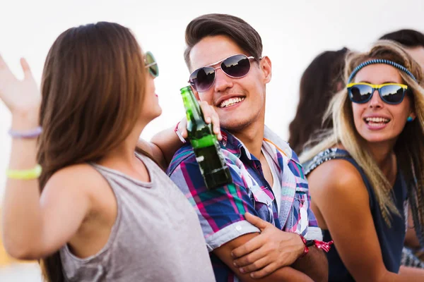 Grupo Jóvenes Amigos Felices Divirtiéndose Afuera — Foto de Stock