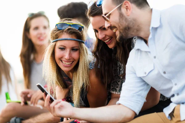 Gruppe Junger Glücklicher Freunde Die Draußen Spaß Haben — Stockfoto