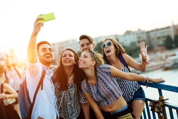 Glada Unga Vänner Tar Gruppen Selfie Gatan — Stockfoto