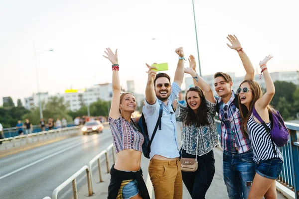 Felice Giovani Amici Prendendo Selfie Gruppo Sulla Strada — Foto Stock