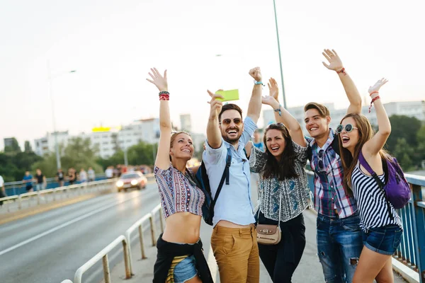 Feliz Joven Amigos Tomando Grupo Selfie Calle — Foto de Stock