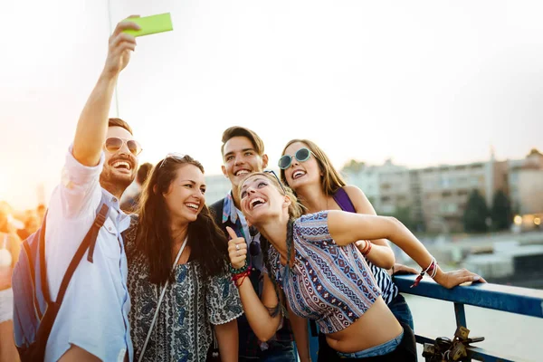 Jovens Amigos Felizes Tomando Selfie Grupo Rua — Fotografia de Stock