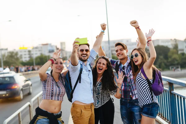 Glada Unga Vänner Tar Gruppen Selfie Gatan — Stockfoto
