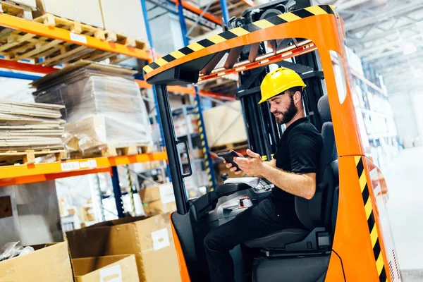 Uomo Della Logistica Che Lavora Magazzino — Foto Stock