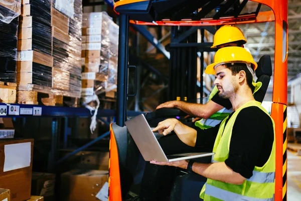 Logistiker Arbeiten Lager — Stockfoto