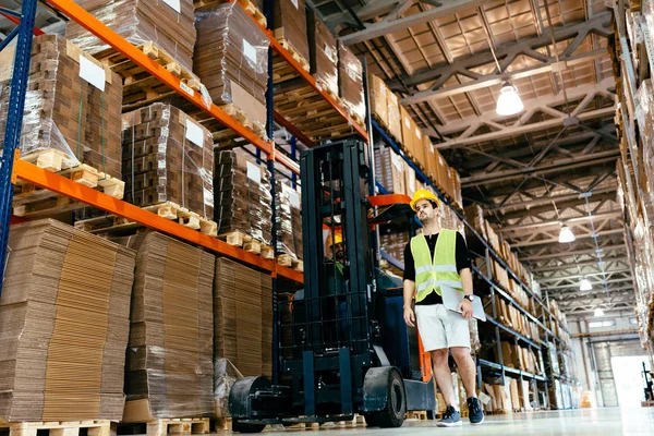 Lagerarbeiter Bei Logistikarbeiten Mit Gabelstapler — Stockfoto