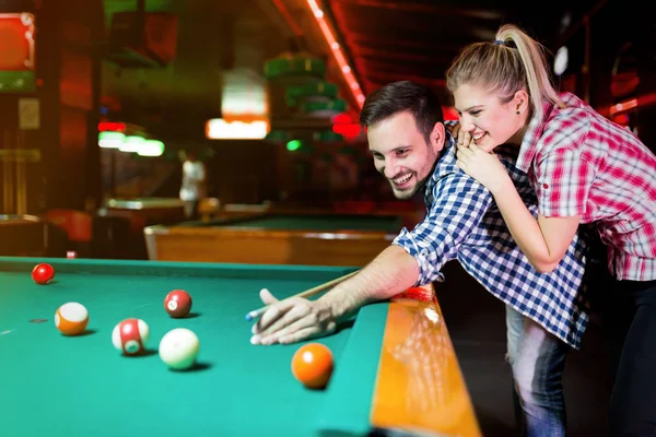 Pareja Joven Jugando Billar Bar Durante Noche Ciudad —  Fotos de Stock