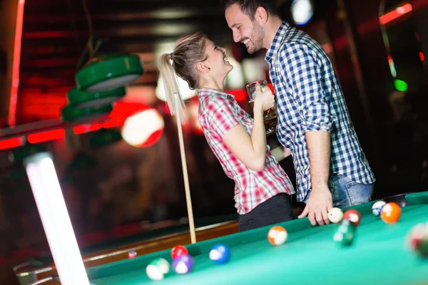 Happy Couple Drinking Beer Playing Snooker Date — Stock Photo, Image