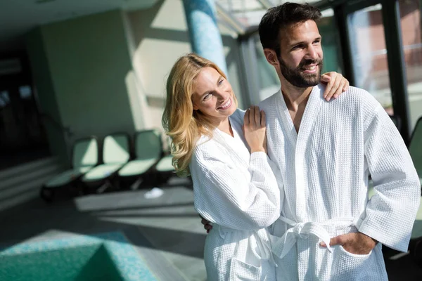 Retrato de pareja atractiva en el centro de spa —  Fotos de Stock