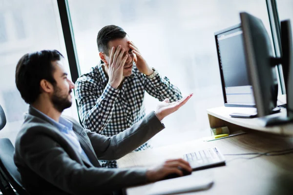 Compañeros Negocios Que Trabajan Computadora Tienen Errores Problemas —  Fotos de Stock
