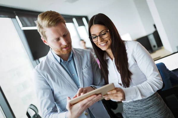 Geschäftsleute Diskutieren Beim Gemeinsamen Einsatz Digitaler Tablets Büro — Stockfoto