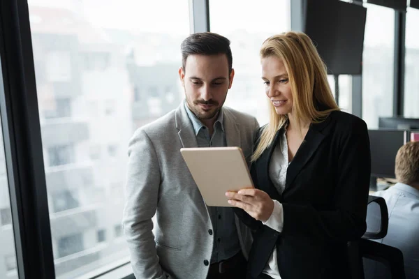 Empresarios Discutiendo Mientras Usan Tableta Digital Oficina Juntos — Foto de Stock