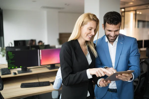 Empresarios Discutiendo Mientras Usan Tableta Digital Oficina Juntos — Foto de Stock