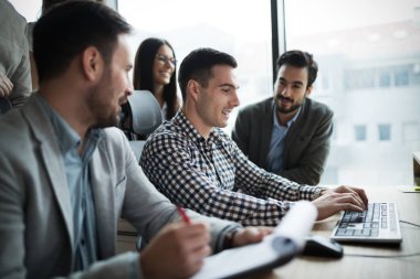 Resim iş adamları birlikte office şirkette çalışan