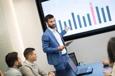 Resmi iş karşılaşma içinde modern konferans salonu