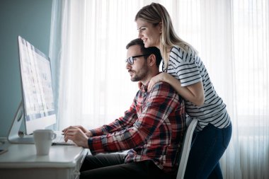 Genç çekici grafik tasarımcıları proje üzerinde birlikte çalışma