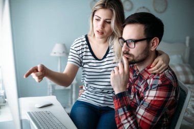 Genç çekici grafik tasarımcıları proje üzerinde birlikte çalışma