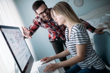 Genç çekici grafik tasarımcıları proje üzerinde birlikte çalışma