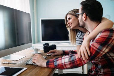 Genç çekici grafik tasarımcıları proje üzerinde birlikte çalışma