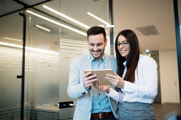 Empresarios Discutiendo Mientras Usan Tableta Digital Oficina Juntos — Foto de Stock