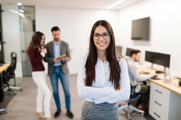 Portret Van Een Succesvolle Mooie Zakenvrouw Modern Kantoor — Stockfoto