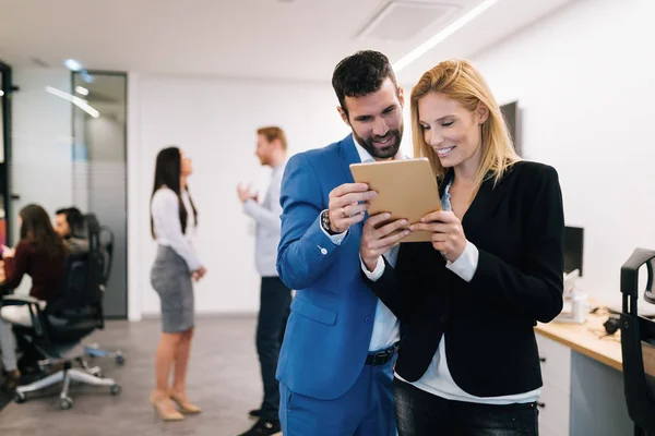 Geschäftsleute Diskutieren Beim Gemeinsamen Einsatz Digitaler Tablets Büro — Stockfoto