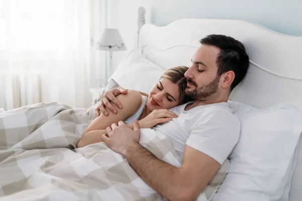 Portrait Jeune Couple Aimant Attrayant Dans Chambre — Photo