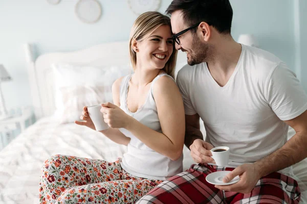 Porträt Eines Jungen Attraktiven Liebespaares Schlafzimmer — Stockfoto