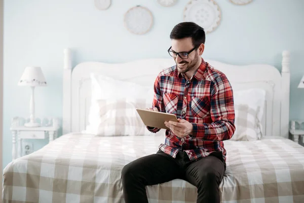 Bello Giovane Uomo Che Utilizza Tablet Digitale Camera Letto — Foto Stock