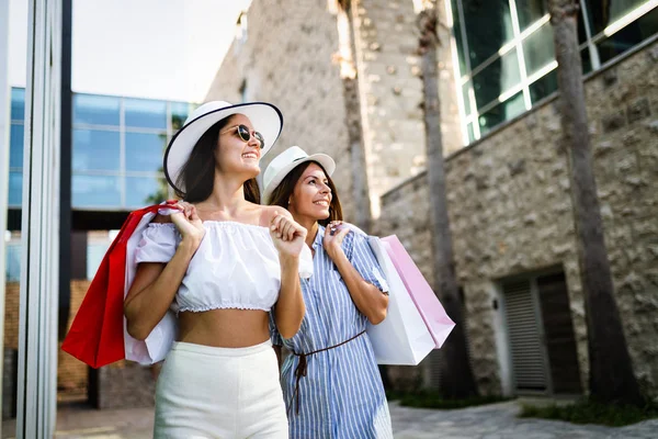 Donne Felici Amici Turisti Shopping Città Estate — Foto Stock