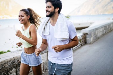 Mutlu genç insanlar arkadaşlar açık havada deniz kenarında çalışan grup