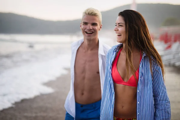 Glückliches Romantisches Paar Mit Spaß Strand Einem Sonnigen Tag — Stockfoto