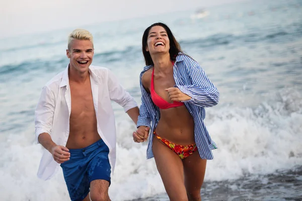 Felice Coppia Romantica Divertirsi Amare Sulla Spiaggia — Foto Stock